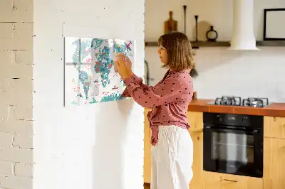 Pizarra de cristal con diseño de mapa del mundo ilustrado con superficie borrable e imanes