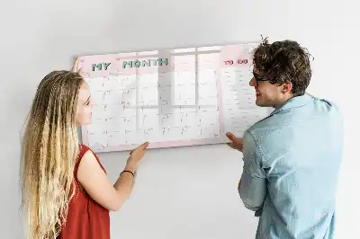 Pizarra magnética de pared con rotulador y diseño de planificador mensual infantil