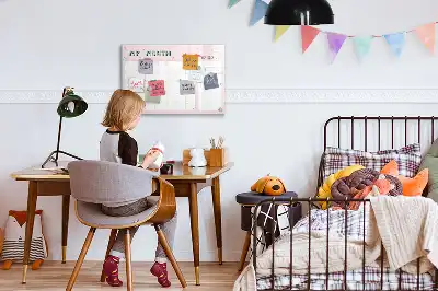 Pizarra magnética de pared con rotulador y diseño de planificador mensual infantil