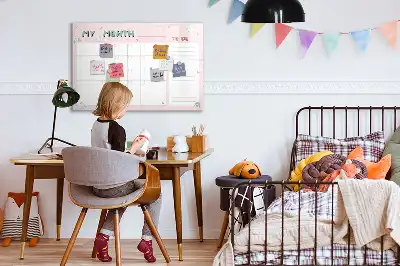 Pizarra magnética de pared con rotulador y diseño de planificador mensual infantil