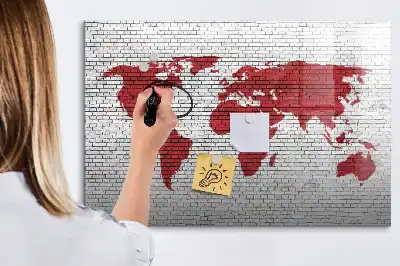 Pizarra de cristal magnética borrable con diseño de mapamundi sobre pared de ladrillo