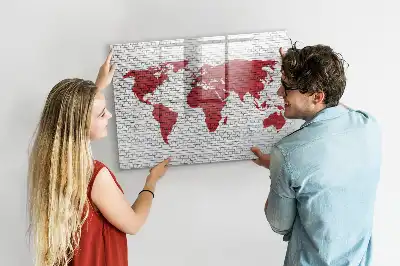 Pizarra de cristal magnética borrable con diseño de mapamundi sobre pared de ladrillo