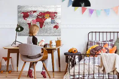Pizarra de cristal magnética borrable con diseño de mapamundi sobre pared de ladrillo