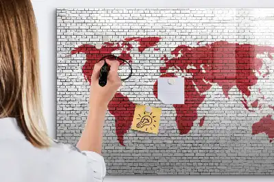 Pizarra de cristal magnética borrable con diseño de mapamundi sobre pared de ladrillo