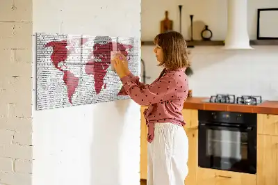 Pizarra de cristal magnética borrable con diseño de mapamundi sobre pared de ladrillo