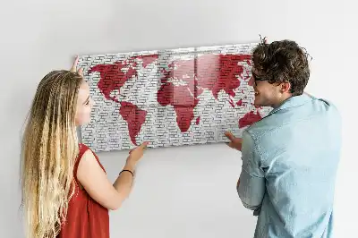 Pizarra de cristal magnética borrable con diseño de mapamundi sobre pared de ladrillo