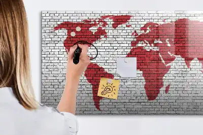 Pizarra de cristal magnética borrable con diseño de mapamundi sobre pared de ladrillo