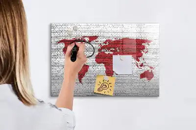 Pizarra de cristal magnética borrable con diseño de mapamundi sobre pared de ladrillo