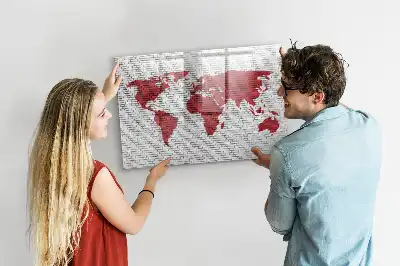 Pizarra de cristal magnética borrable con diseño de mapamundi sobre pared de ladrillo