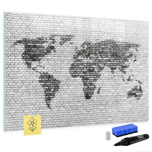 Mapa del mundo sobre pared de ladrillo con pizarra magnética y rotulador