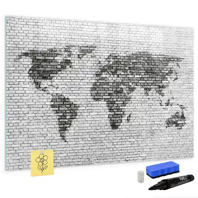 Mapa del mundo sobre pared de ladrillo con pizarra magnética y rotulador