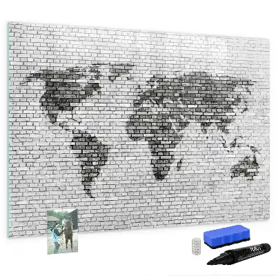 Mapa del mundo sobre pared de ladrillo con pizarra magnética y rotulador