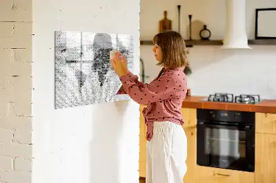 Mapa del mundo sobre pared de ladrillo con pizarra magnética y rotulador