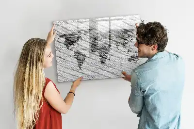 Mapa del mundo sobre pared de ladrillo con pizarra magnética y rotulador