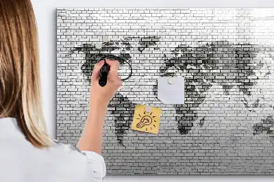 Mapa del mundo sobre pared de ladrillo con pizarra magnética y rotulador