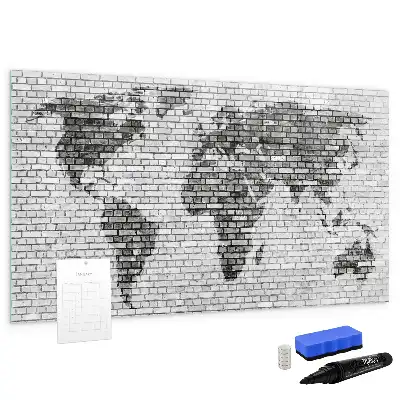 Mapa del mundo sobre pared de ladrillo con pizarra magnética y rotulador