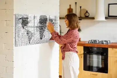 Mapa del mundo sobre pared de ladrillo con pizarra magnética y rotulador
