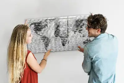 Mapa del mundo sobre pared de ladrillo con pizarra magnética y rotulador