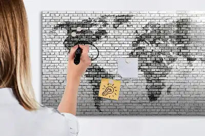 Mapa del mundo sobre pared de ladrillo con pizarra magnética y rotulador