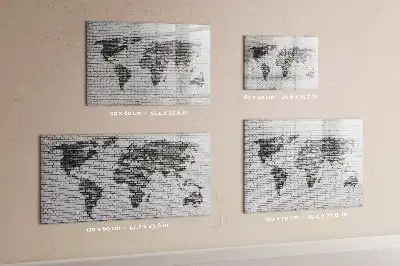Mapa del mundo sobre pared de ladrillo con pizarra magnética y rotulador
