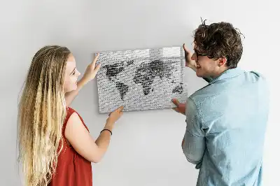 Mapa del mundo sobre pared de ladrillo con pizarra magnética y rotulador