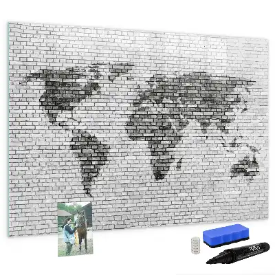 Mapa del mundo sobre pared de ladrillo con pizarra magnética y rotulador