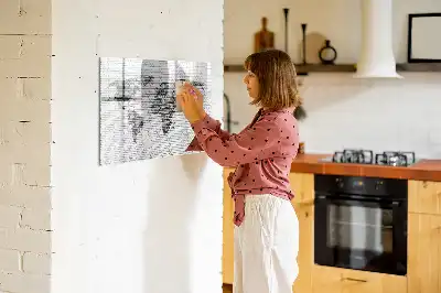 Mapa del mundo sobre pared de ladrillo con pizarra magnética y rotulador