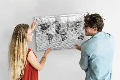 Mapa del mundo sobre pared de ladrillo con pizarra magnética y rotulador