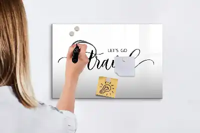 Pizarra magnética de pared con rotulador y diseño de viajes