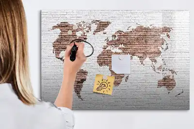 Pizarra magnética de pared con diseño de mapa del mundo sobre ladrillos y rotulador