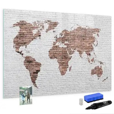 Pizarra magnética de pared con diseño de mapa del mundo sobre ladrillos y rotulador