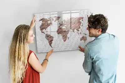Pizarra magnética de pared con diseño de mapa del mundo sobre ladrillos y rotulador