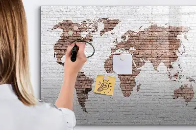 Pizarra magnética de pared con diseño de mapa del mundo sobre ladrillos y rotulador