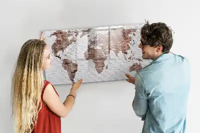 Pizarra magnética de pared con diseño de mapa del mundo sobre ladrillos y rotulador