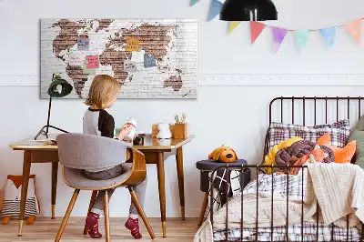 Pizarra magnética de pared con diseño de mapa del mundo sobre ladrillos y rotulador