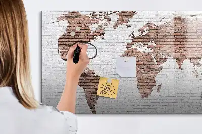 Pizarra magnética de pared con diseño de mapa del mundo sobre ladrillos y rotulador