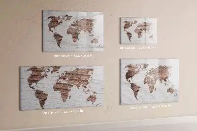 Pizarra magnética de pared con diseño de mapa del mundo sobre ladrillos y rotulador