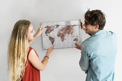 Pizarra magnética de pared con diseño de mapa del mundo sobre ladrillos y rotulador
