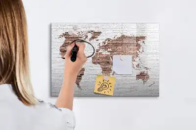 Pizarra magnética de pared con diseño de mapa del mundo sobre ladrillos y rotulador
