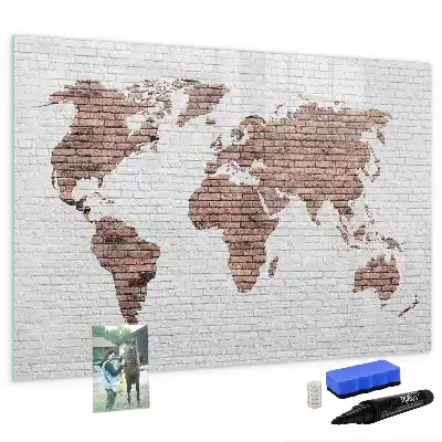 Pizarra magnética de pared con diseño de mapa del mundo sobre ladrillos y rotulador