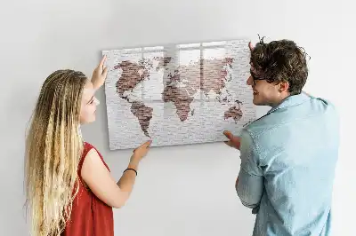 Pizarra magnética de pared con diseño de mapa del mundo sobre ladrillos y rotulador