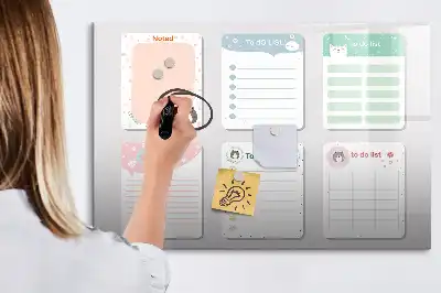 Pizarra magnética de pared con rotulador y notas coloridas
