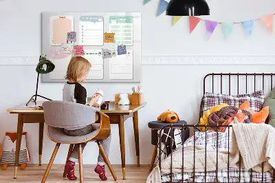 Pizarra magnética de pared con rotulador y notas coloridas