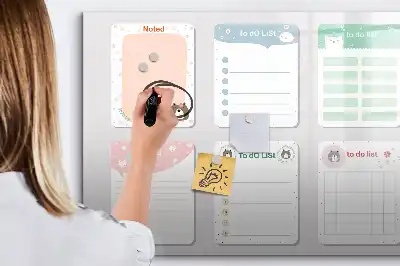 Pizarra magnética de pared con rotulador y notas coloridas