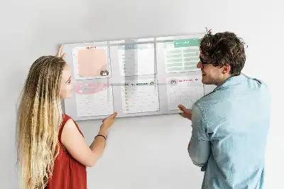 Pizarra magnética de pared con rotulador y notas coloridas
