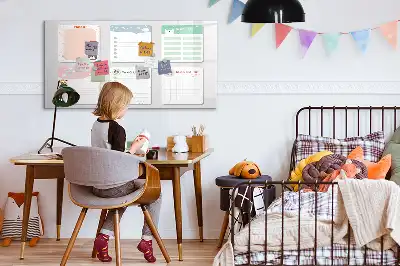 Pizarra magnética de pared con rotulador y notas coloridas