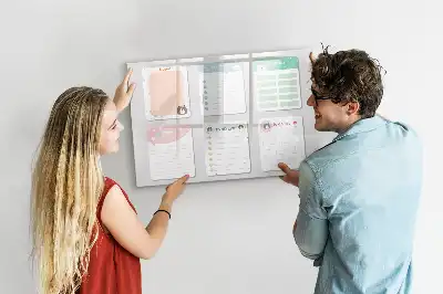 Pizarra magnética de pared con rotulador y notas coloridas