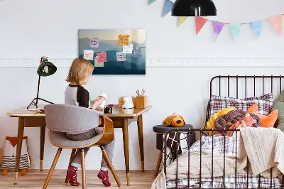 Pizarra magnética de pared con rotulador y diseño de abstracción de paisaje