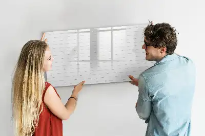 Pizarra de cristal magnética borrable con diseño de paneles de madera