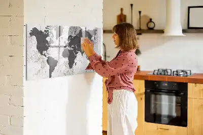Pizarra magnética de pared diseño de mapa del mundo sobre hormigón con rotulador incluido